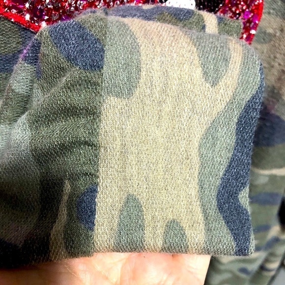 🪽Chic Soul Camouflage Sequin Mouth Lips Shirt - Picture 5 of 8